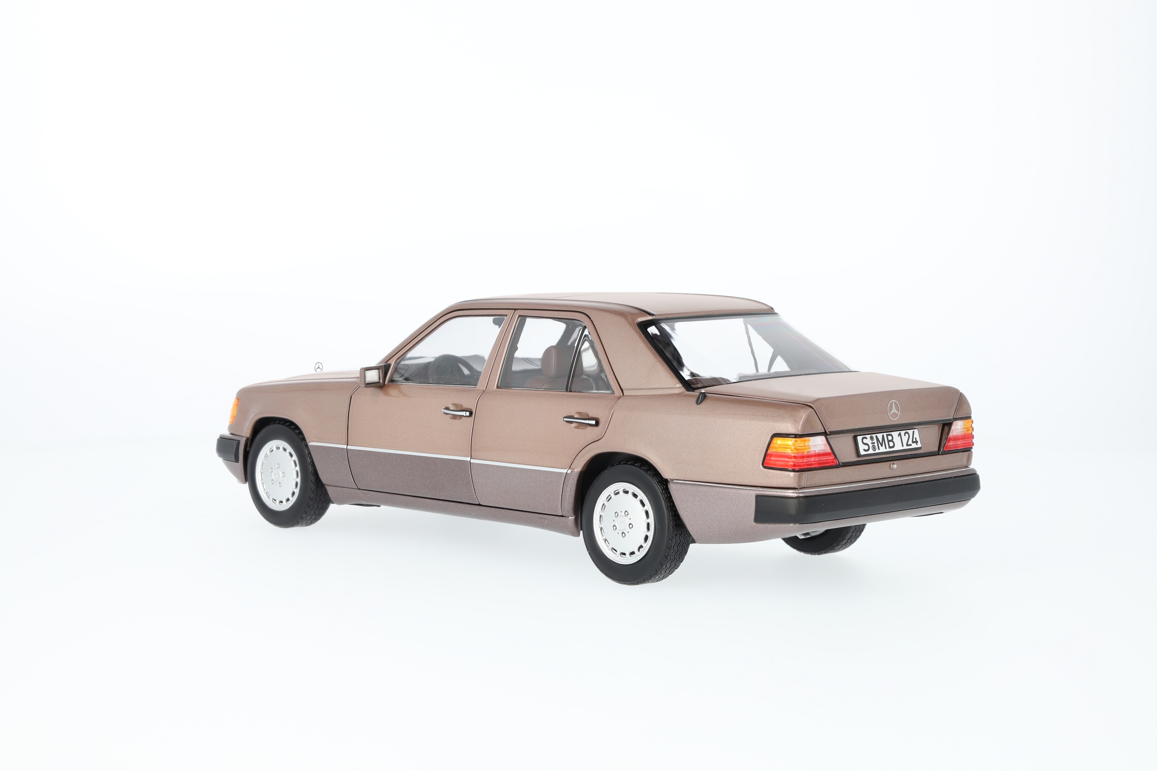 230 E W 124 (1989-1993), Limousine - Rosenholz, Norev, 1:18 230 E W 124 (1989-1993), Limousine - Rosenholz, Norev, 1:18