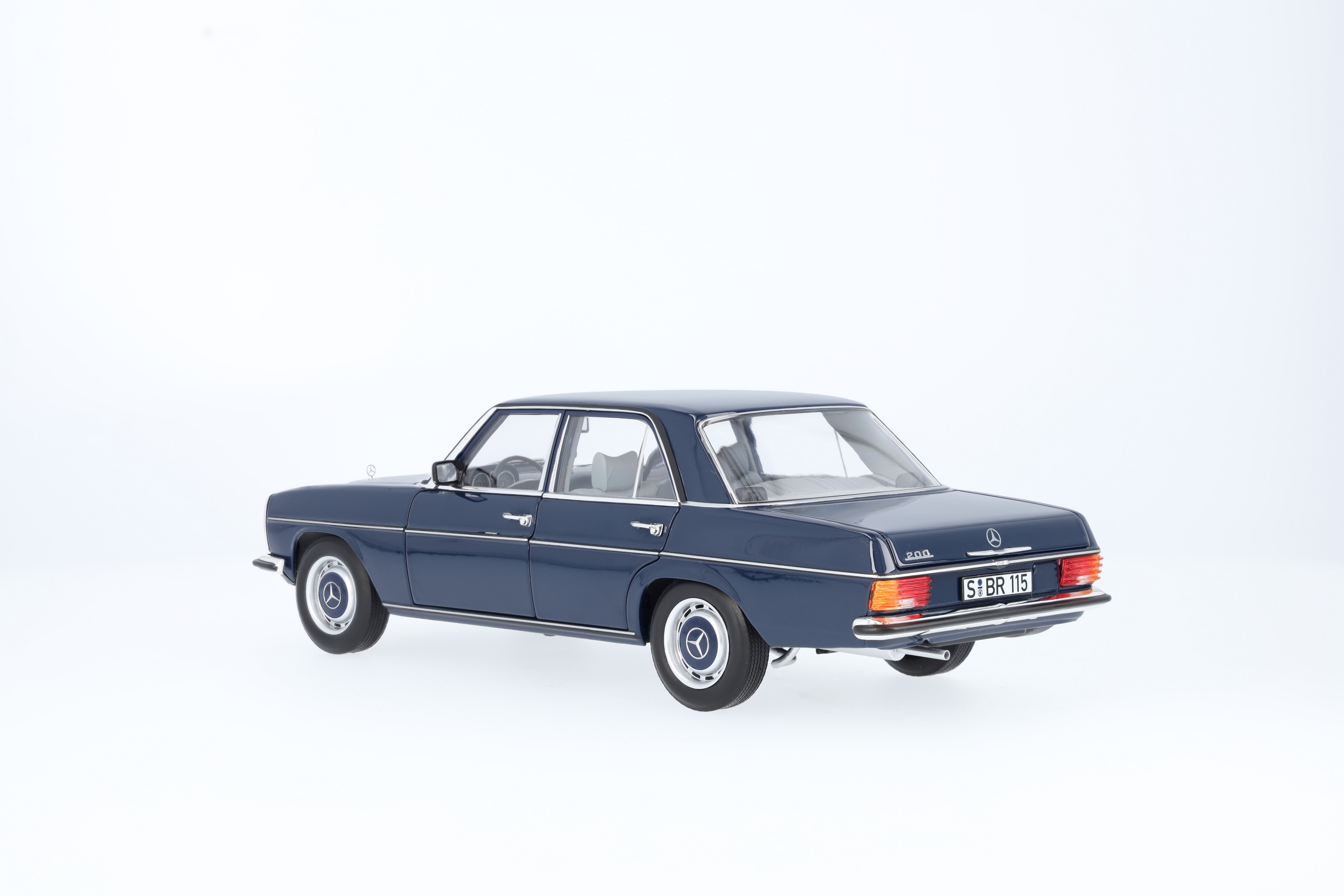 200 W 114/W 115 (1968-1973), Limousine - mitternachtsblau, Norev, 1:18 200 W 114/W 115 (1968-1973), Limousine - mitternachtsblau, Norev, 1:18