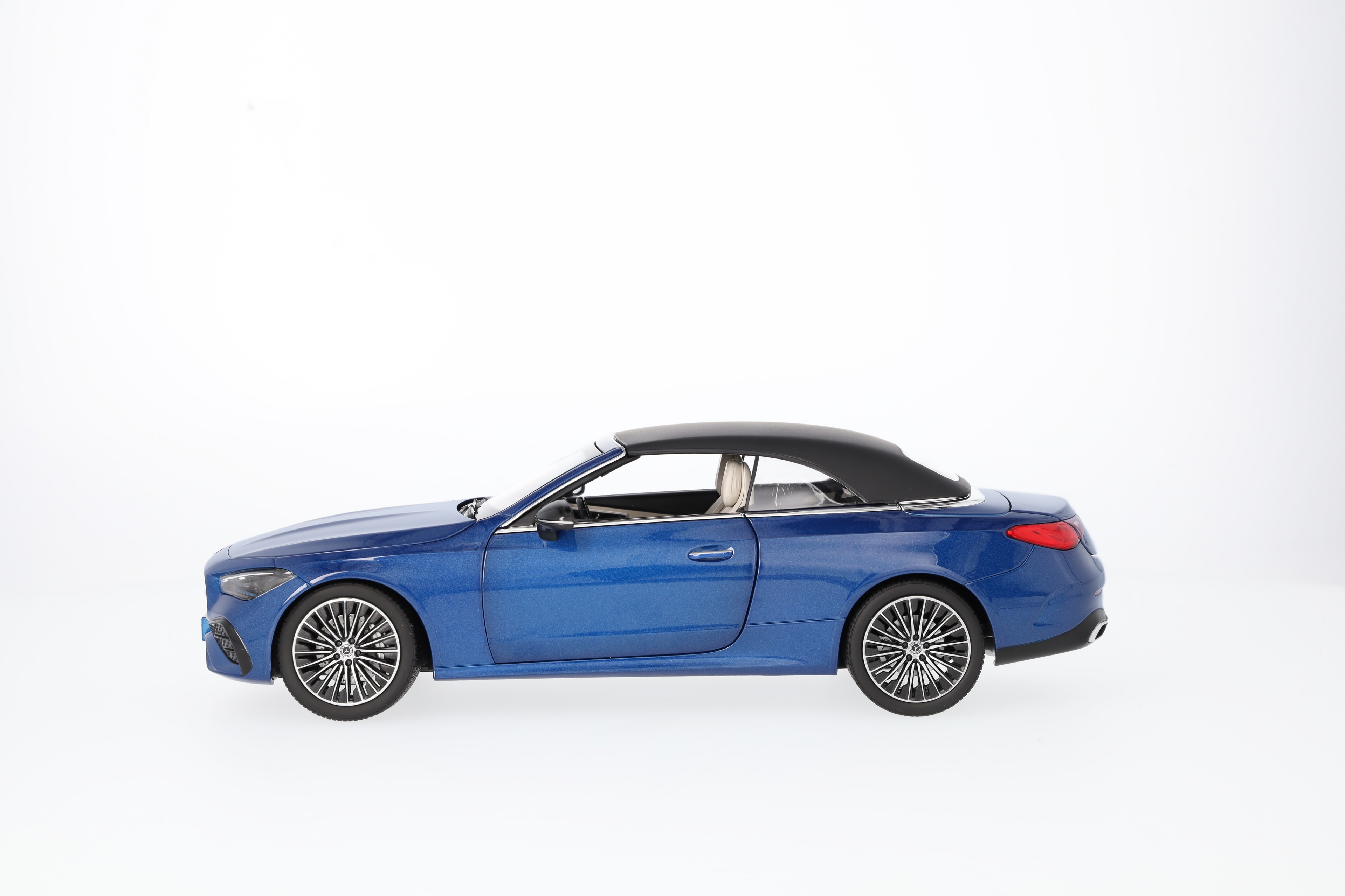 CLE Cabriolet, AMG Line, A236 - spektralblau, Norev, 1:18 CLE Cabriolet, AMG Line, A236 - spektralblau, Norev, 1:18