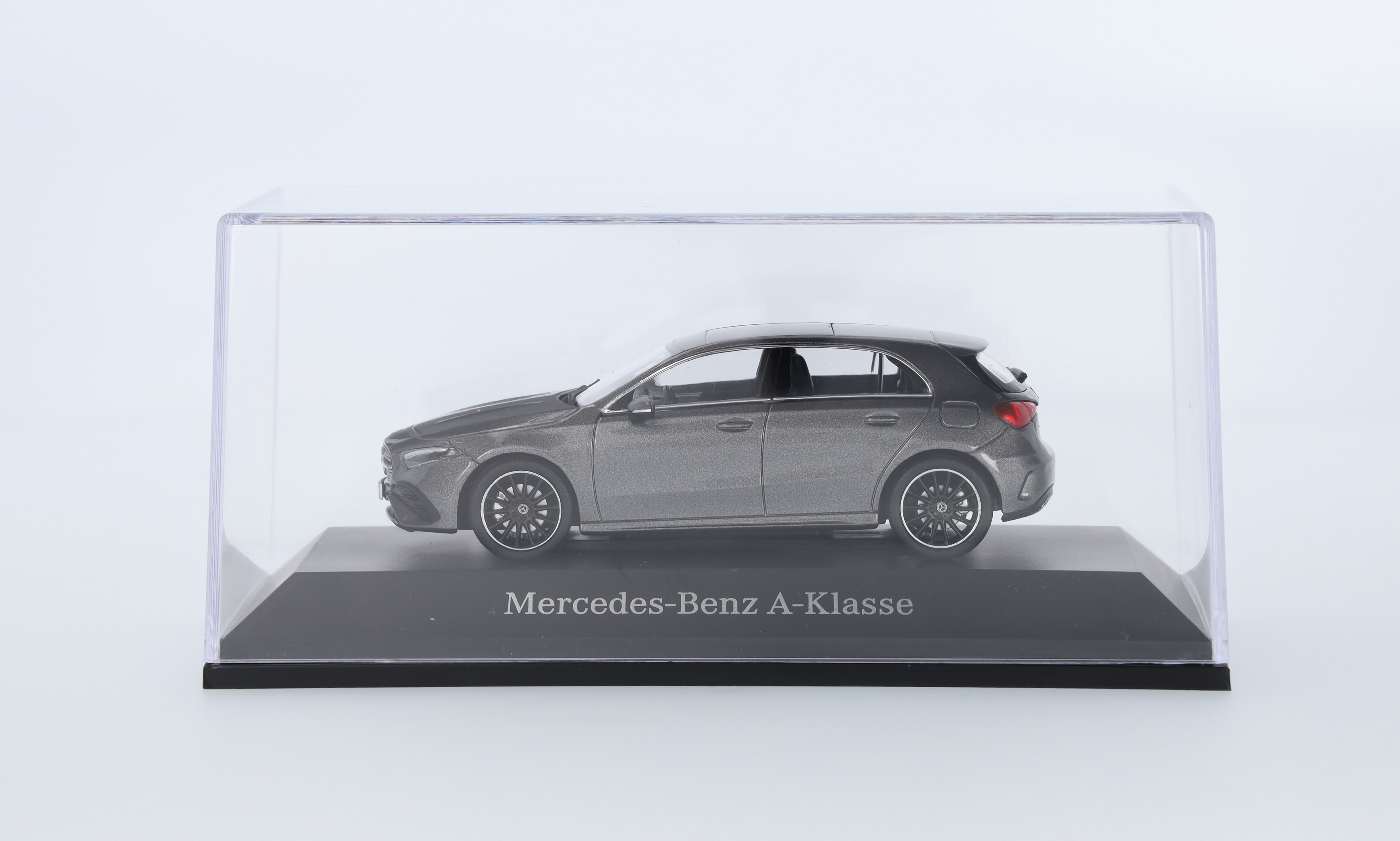 A-Klasse, Kompaktlimousine, AMG Line, W177 - mountaingrau, Minimax, 1:43 A-Klasse, Kompaktlimousine, AMG Line, W177 - mountaingrau, Minimax, 1:43