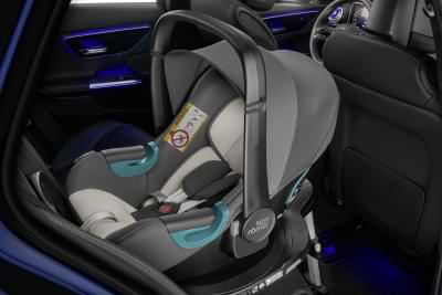 Mercedes-Benz-Zubehoer-CLA-C174-V174-AMG-Kindersitz-Babyschale