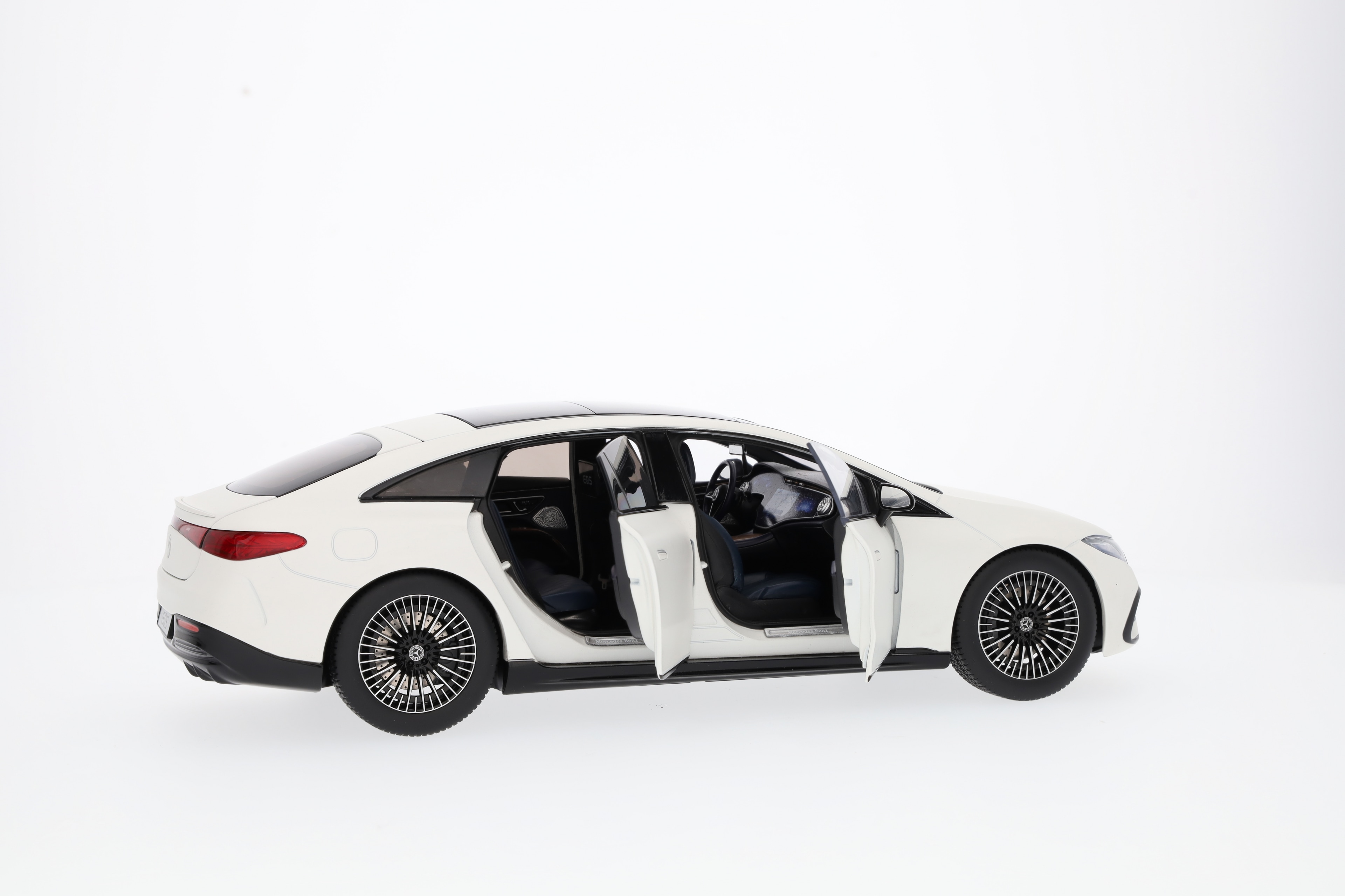 EQS, Limousine, V297 - MANUFAKTUR opalithweiß bright, NZG, 1:18 EQS, Limousine, V297 - MANUFAKTUR opalithweiß bright, NZG, 1:18