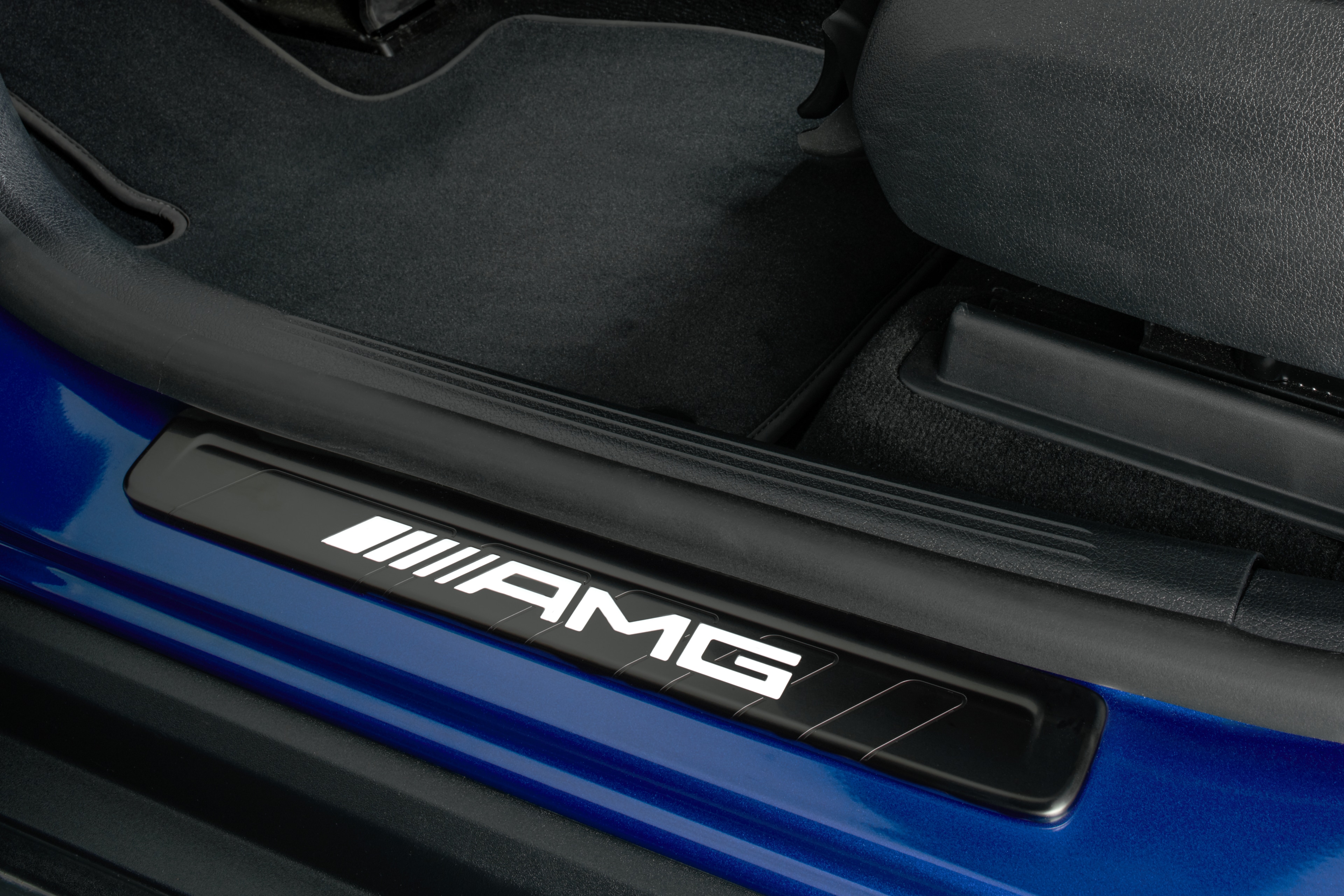 Wechselcover für beleuchtete Einstiegsleiste, AMG, vorne, 2-fach - Edelstahl, schwarz / weiß Wechselcover für beleuchtete Einstiegsleiste, AMG, vorne, 2-fach - Edelstahl, schwarz / weiß