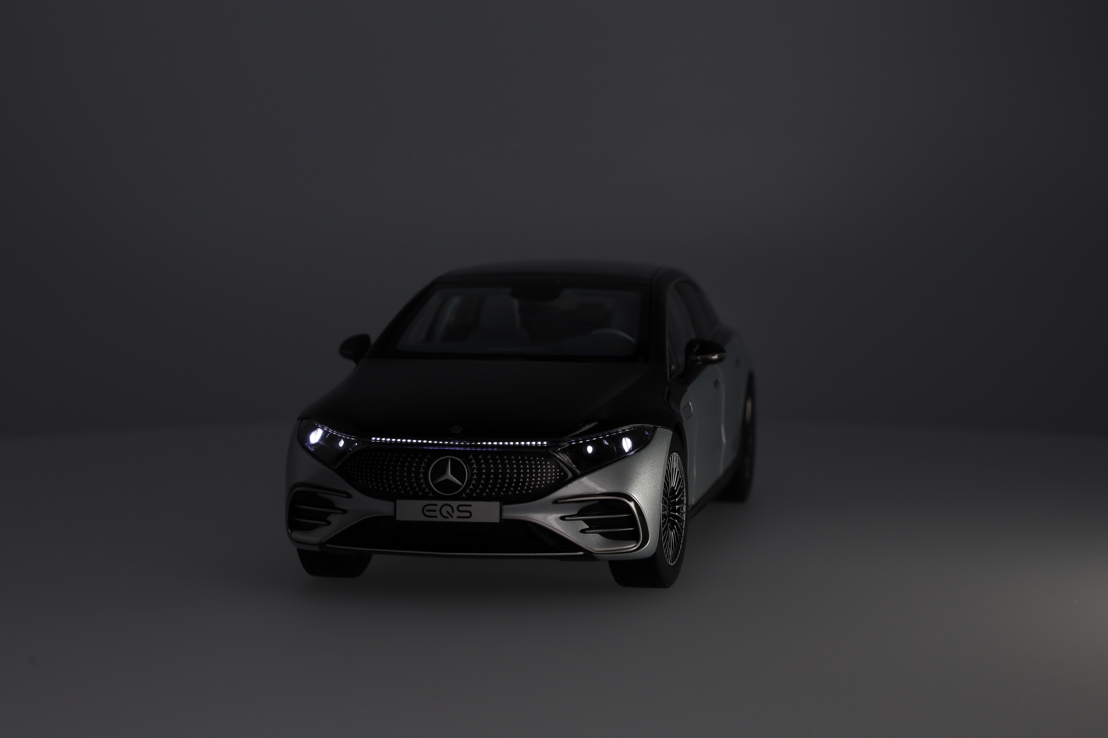 EQS, Limousine, AMG Line, V297, mit Beleuchtung - obsidianschwarz / hightechsilber, NZG, 1:18 EQS, Limousine, AMG Line, V297, mit Beleuchtung - obsidianschwarz / hightechsilber, NZG, 1:18