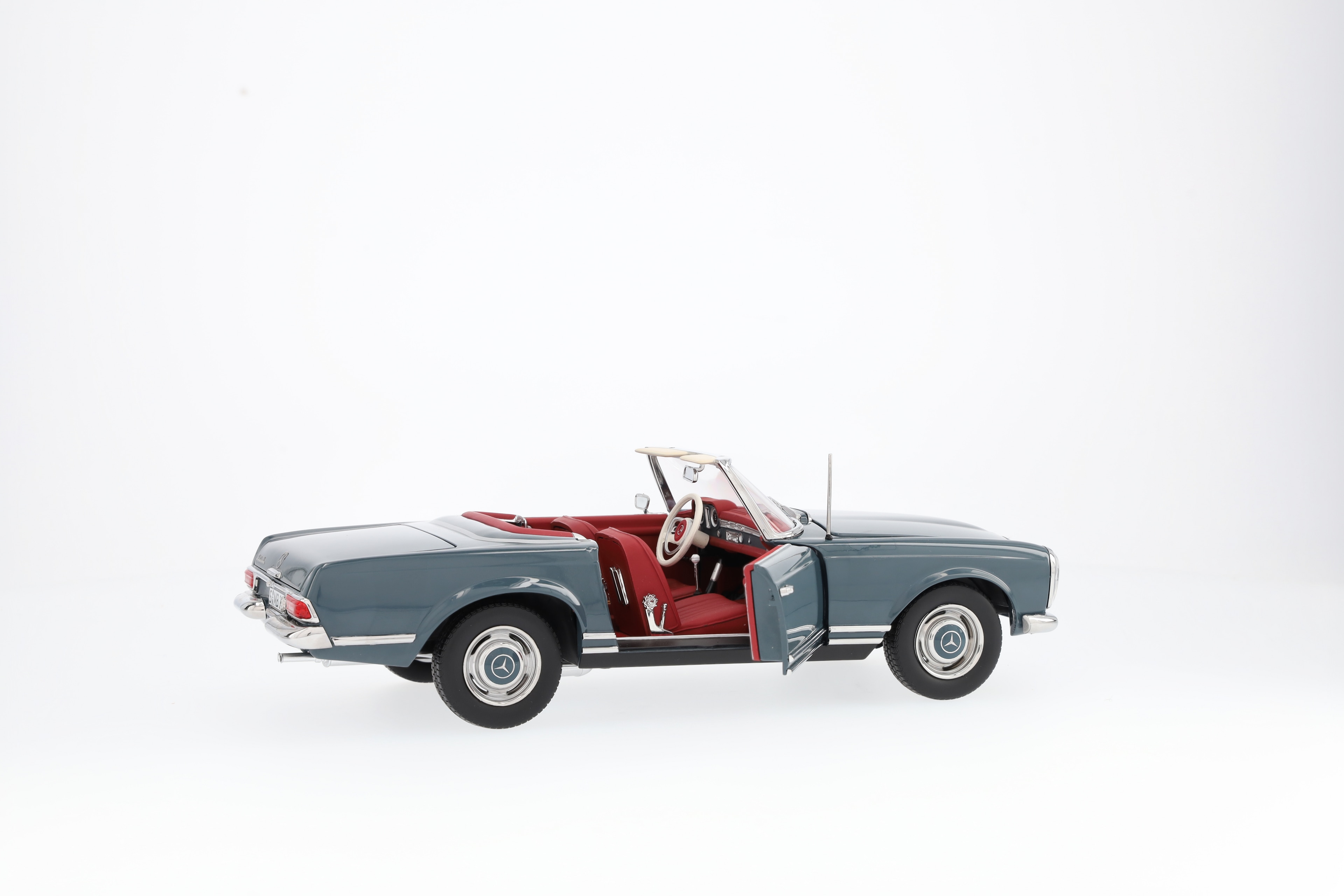230 SL Pagode W 113 (1963-1967) - blaugrau, Norev, 1:18 230 SL Pagode W 113 (1963-1967) - blaugrau, Norev, 1:18
