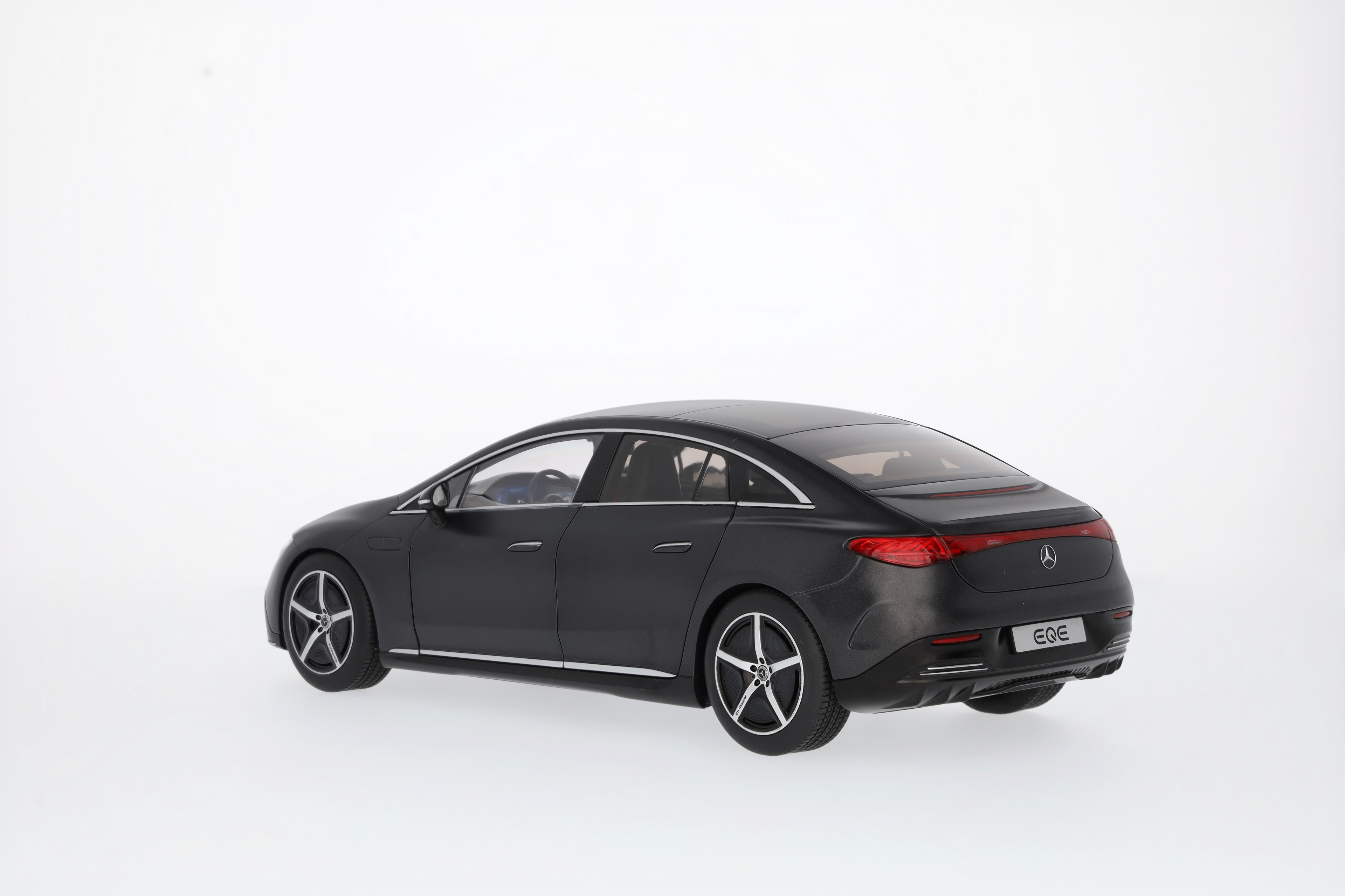 EQE, Limousine, AMG Line, V295 - MANUFAKTUR graphitgrau magno, NZG, 1:18 EQE, Limousine, AMG Line, V295 - MANUFAKTUR graphitgrau magno, NZG, 1:18