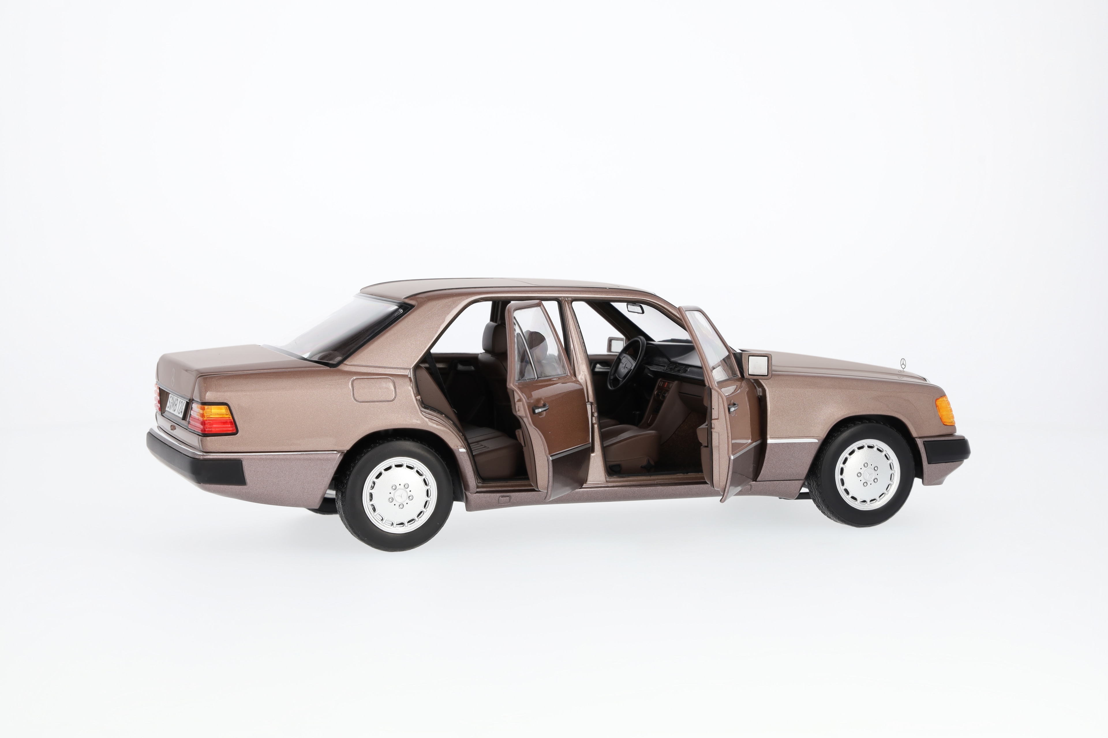 230 E W 124 (1989-1993), Limousine - Rosenholz, Norev, 1:18 230 E W 124 (1989-1993), Limousine - Rosenholz, Norev, 1:18