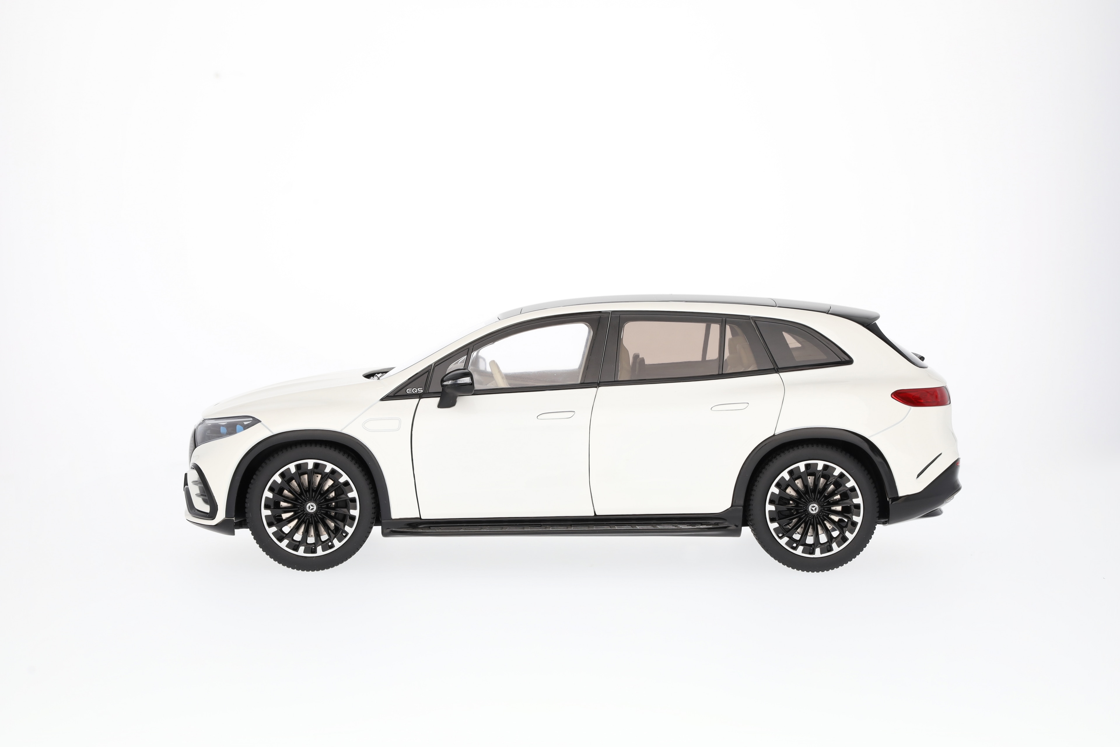EQS SUV, AMG Line, X296 - G manufaktur diamantweiß bright, NZG, 1:18 EQS SUV, AMG Line, X296 - G manufaktur diamantweiß bright, NZG, 1:18