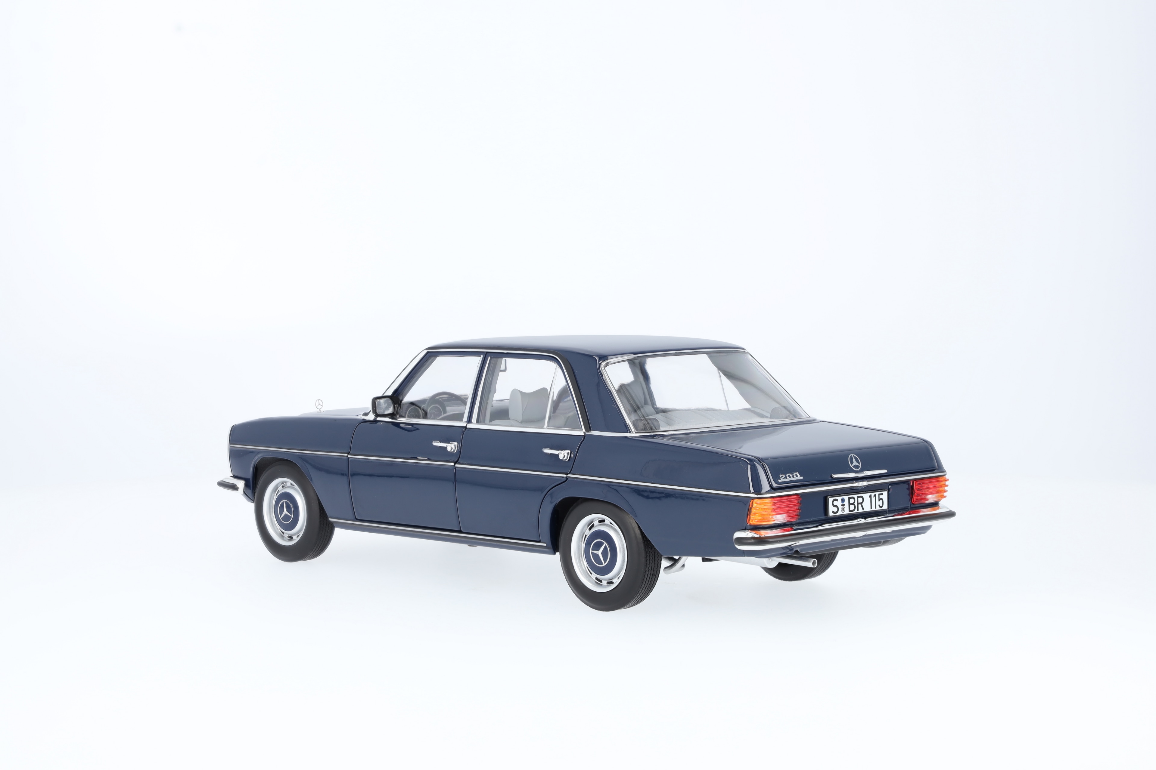 200 W 114/W 115 (1968-1973), Limousine - mitternachtsblau, Norev, 1:18