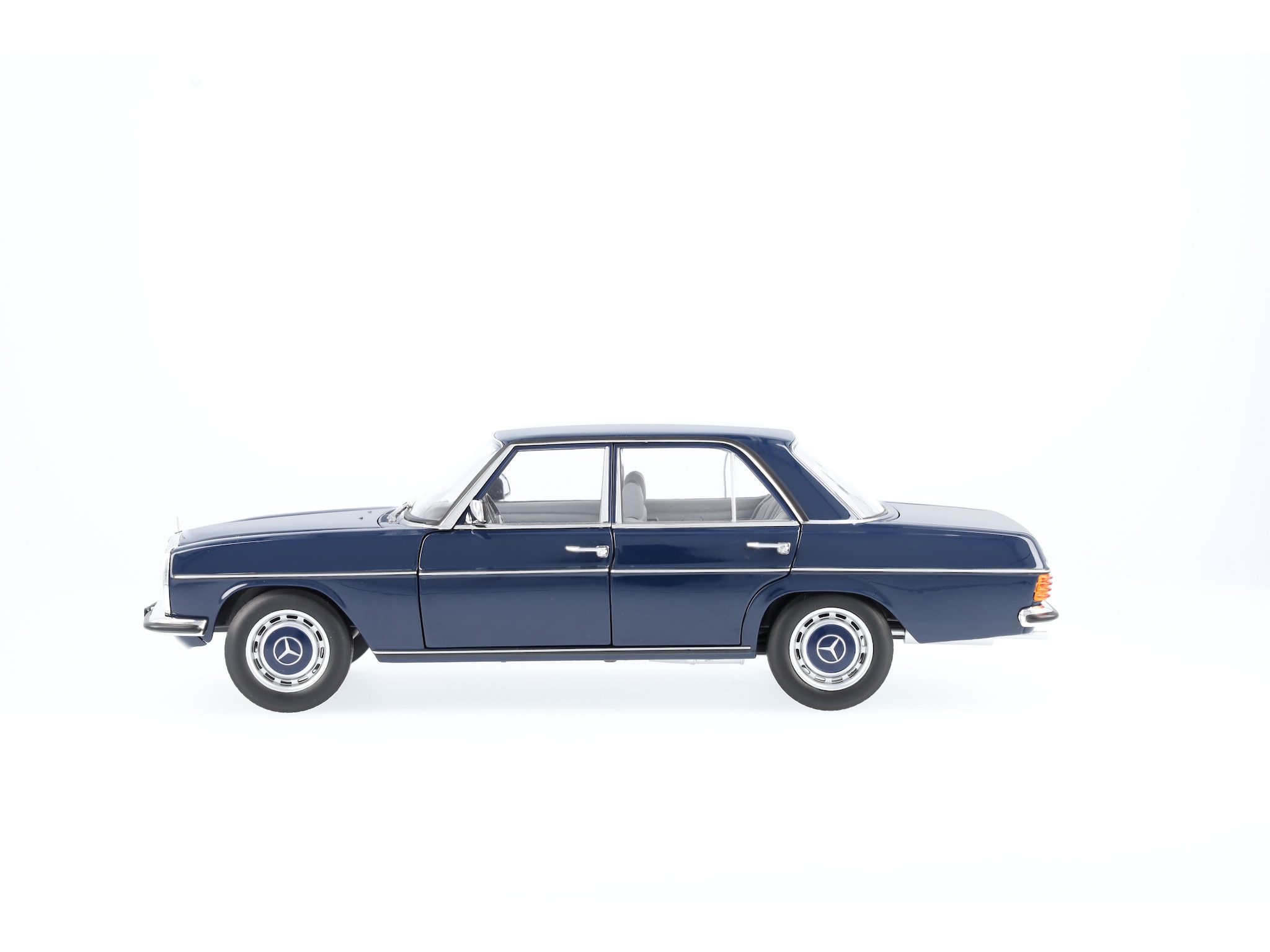 200 W 114/W 115 (1968-1973), Limousine - mitternachtsblau, Norev, 1:18