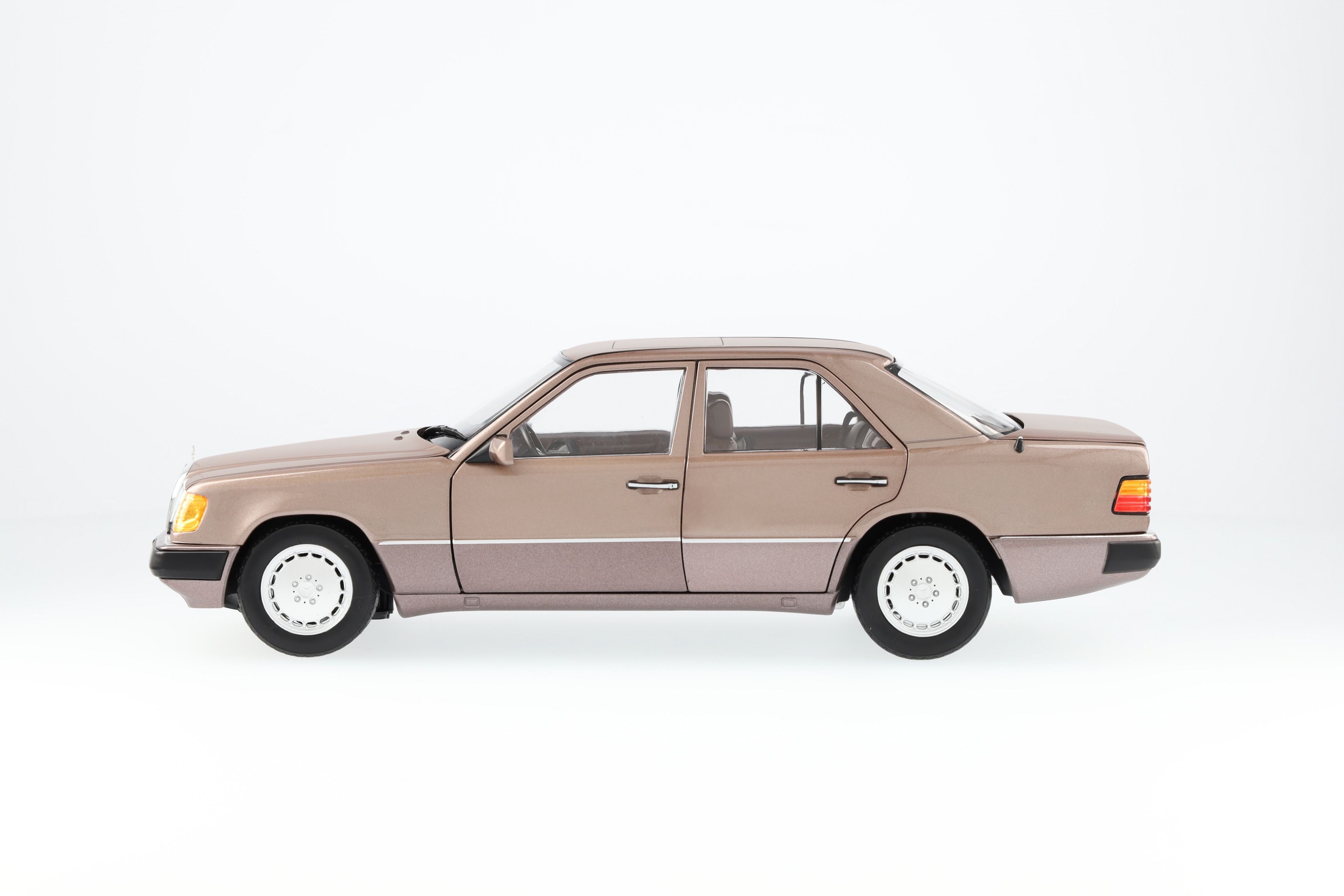 230 E W 124 (1989-1993), Limousine - Rosenholz, Norev, 1:18 230 E W 124 (1989-1993), Limousine - Rosenholz, Norev, 1:18