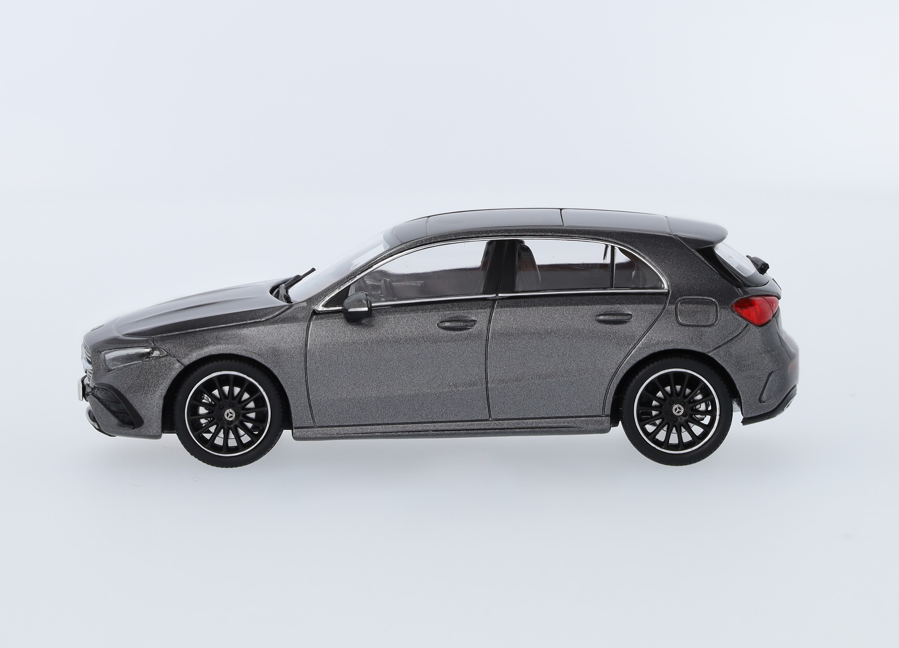 A-Klasse, Kompaktlimousine, AMG Line, W177 - mountaingrau, Minimax, 1:43 A-Klasse, Kompaktlimousine, AMG Line, W177 - mountaingrau, Minimax, 1:43