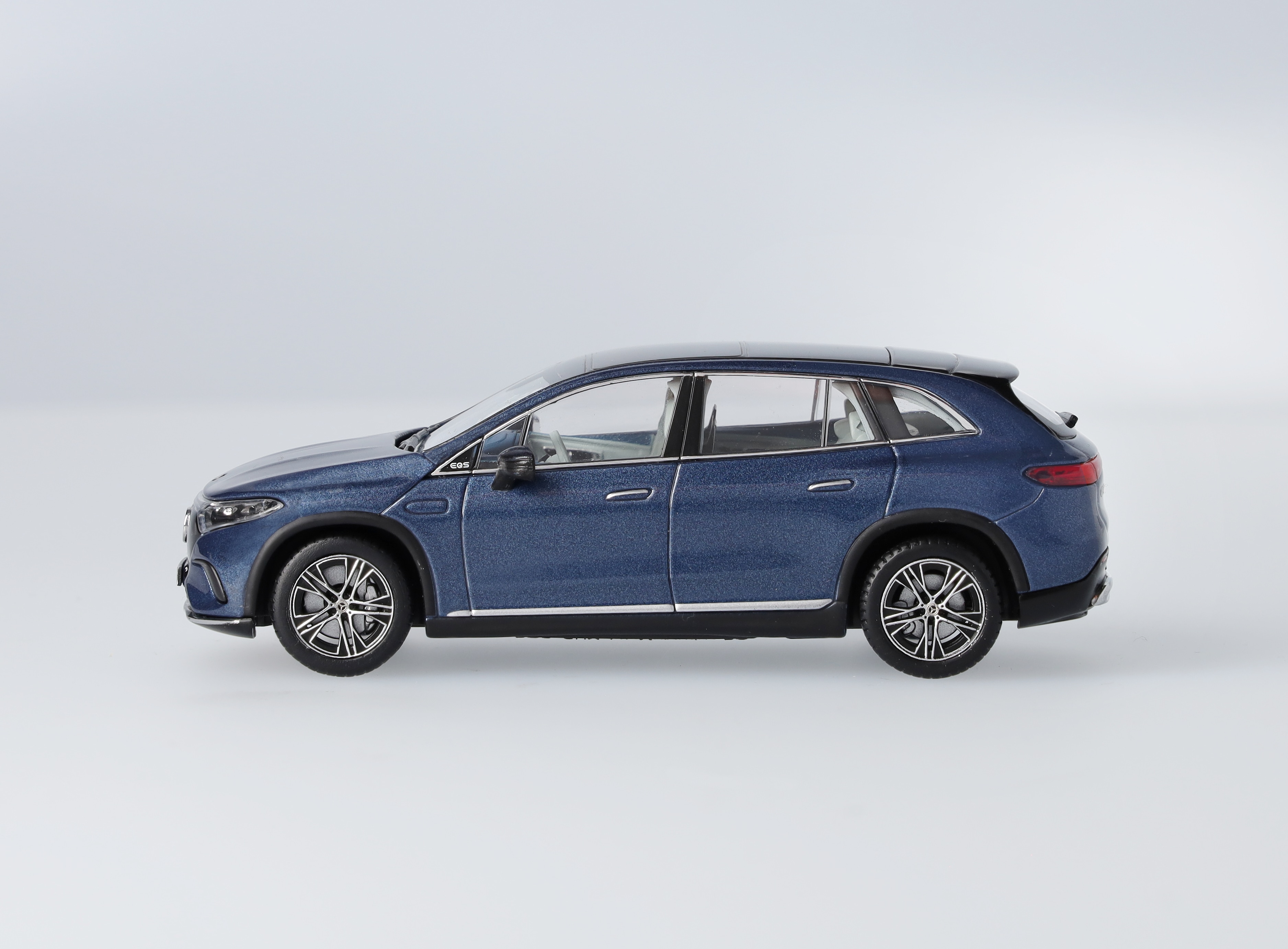 EQS SUV, Electric Art Line, X296 - sodalithblau, Minimax, 1:43 EQS SUV, Electric Art Line, X296 - sodalithblau, Minimax, 1:43