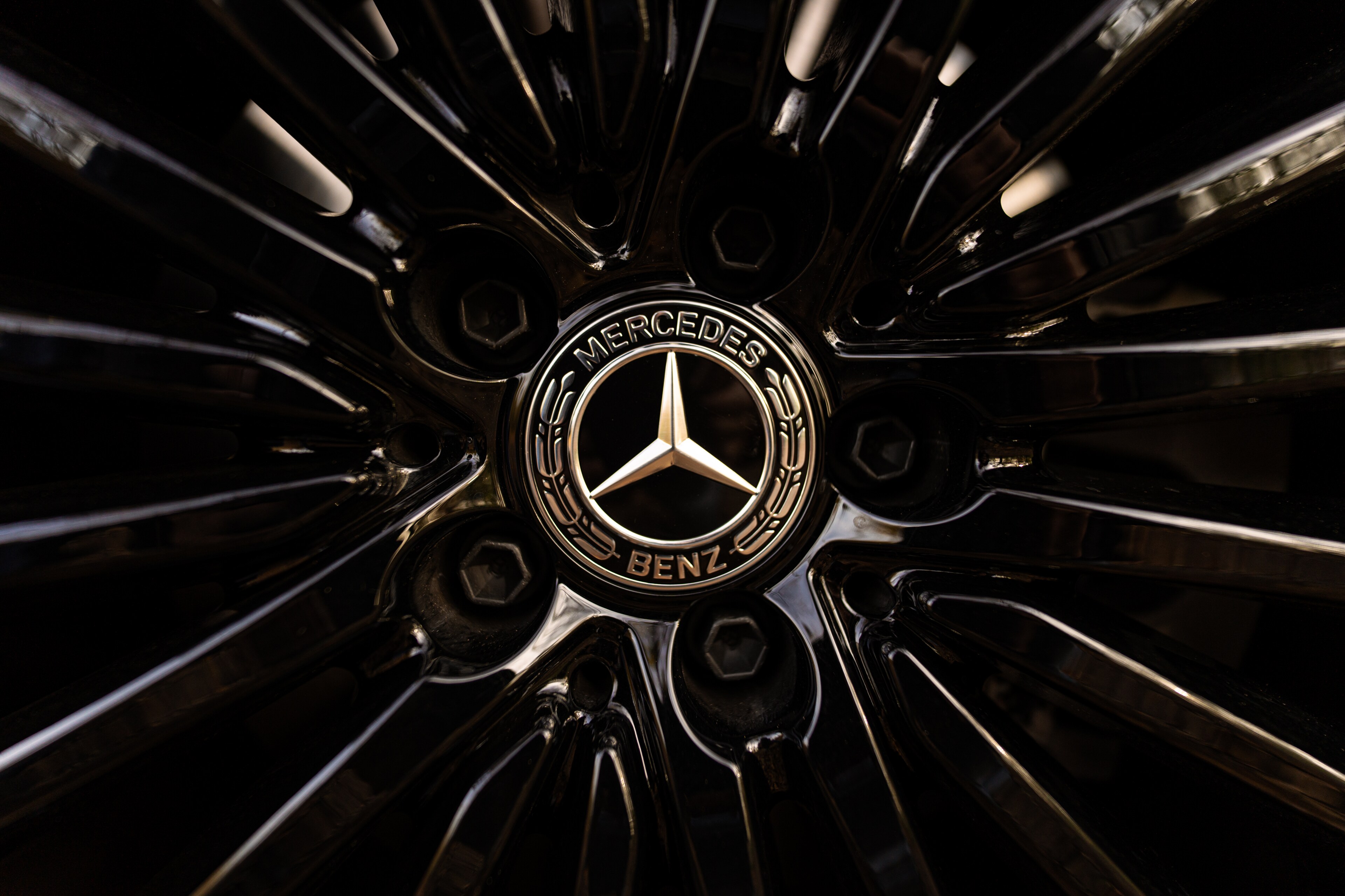 Radnabenabdeckung, Stern mit Lorbeerkranz, für Zentrierloch-Durchmesser 66,8 mm - schwarz, Kunststoff