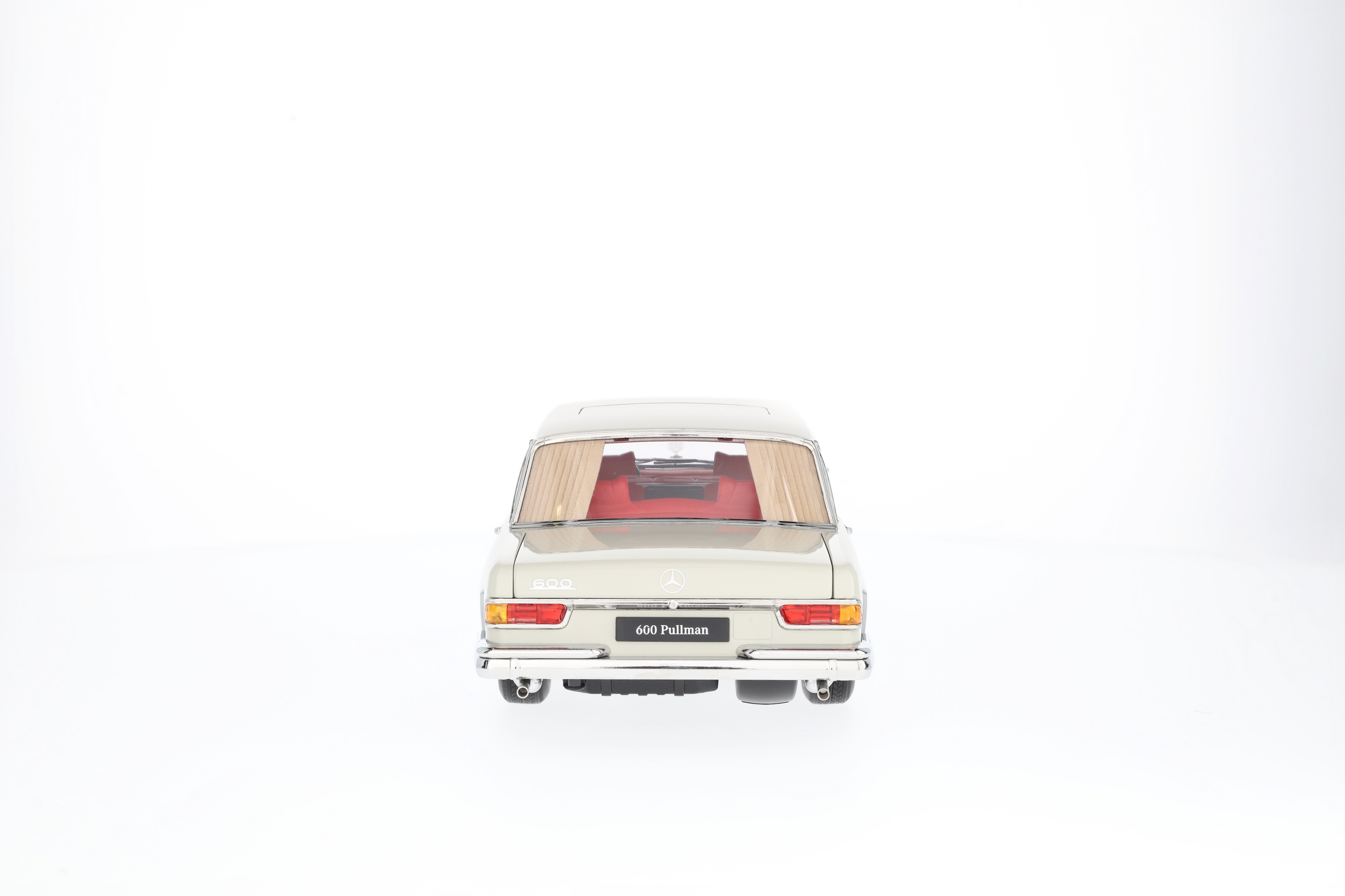 600 Pullmann W 100 (1963-1981) - weißgrau, NZG, 1:18 600 Pullmann W 100 (1963-1981) - weißgrau, NZG, 1:18