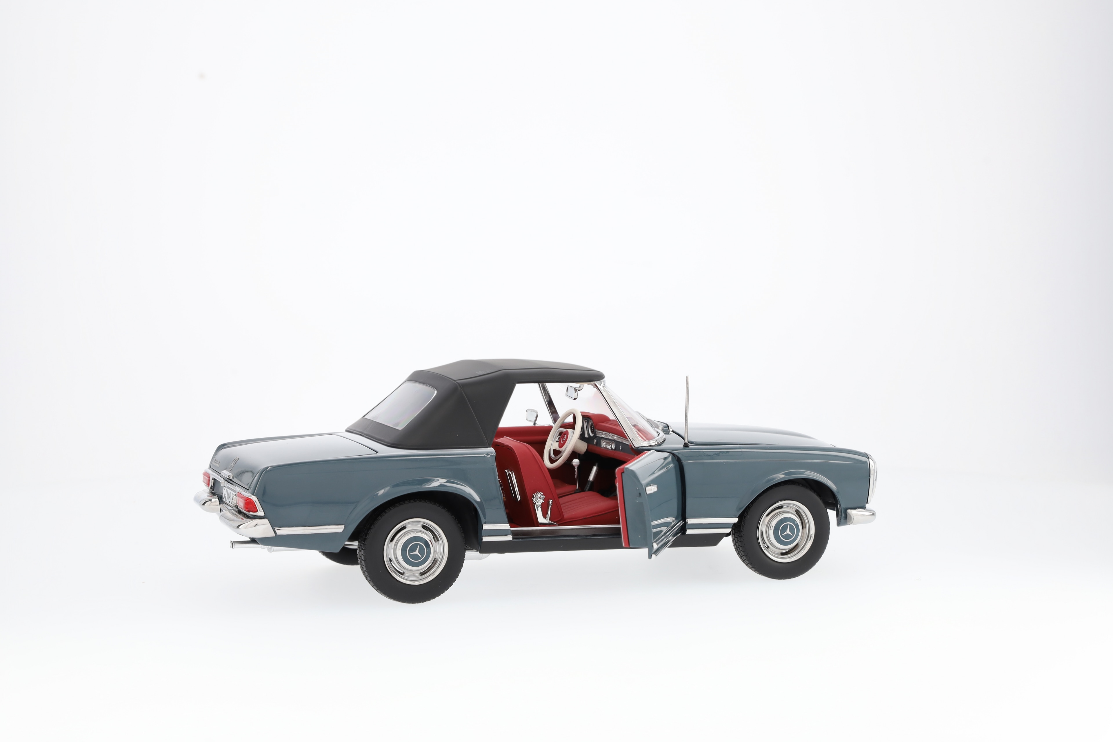 230 SL Pagode W 113 (1963-1967) - blaugrau, Norev, 1:18 230 SL Pagode W 113 (1963-1967) - blaugrau, Norev, 1:18