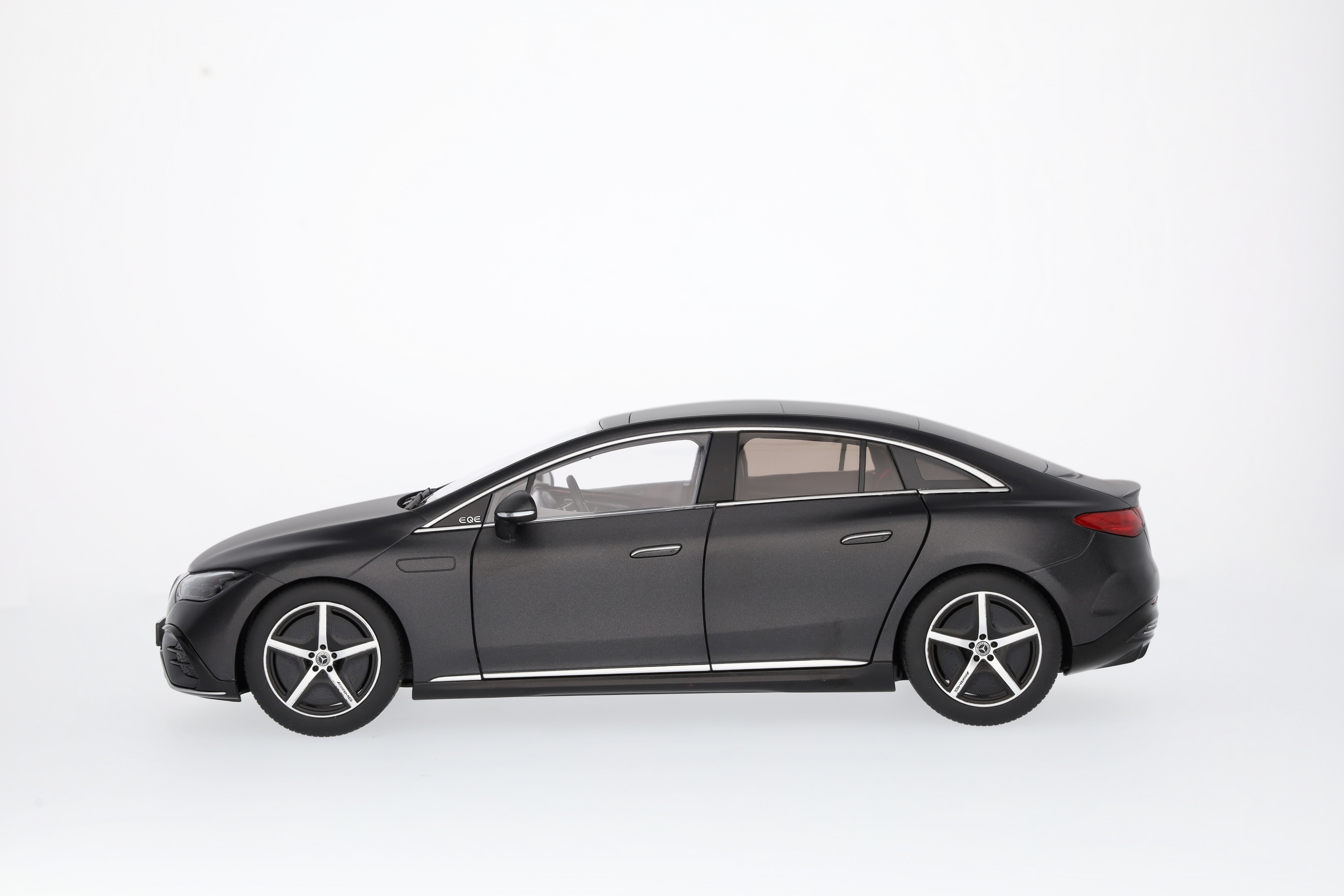 EQE, Limousine, AMG Line, V295 - MANUFAKTUR graphitgrau magno, NZG, 1:18 EQE, Limousine, AMG Line, V295 - MANUFAKTUR graphitgrau magno, NZG, 1:18