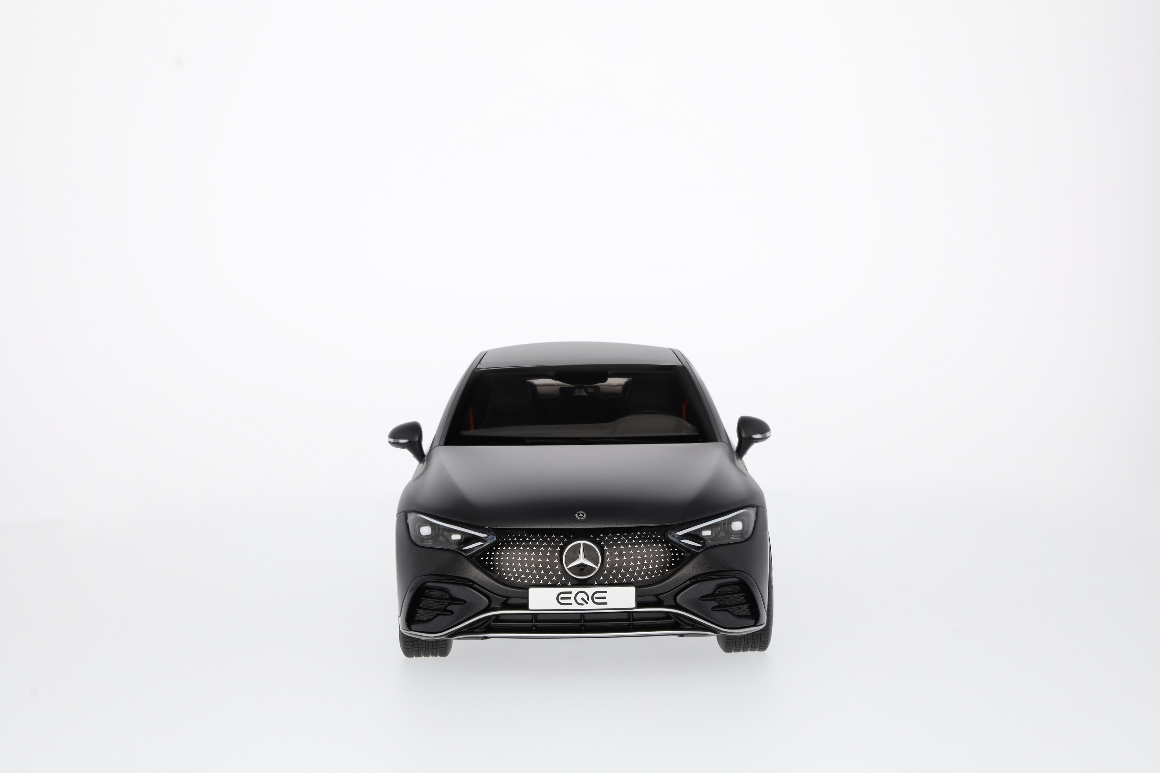 EQE, Limousine, AMG Line, V295 - MANUFAKTUR graphitgrau magno, NZG, 1:18 EQE, Limousine, AMG Line, V295 - MANUFAKTUR graphitgrau magno, NZG, 1:18