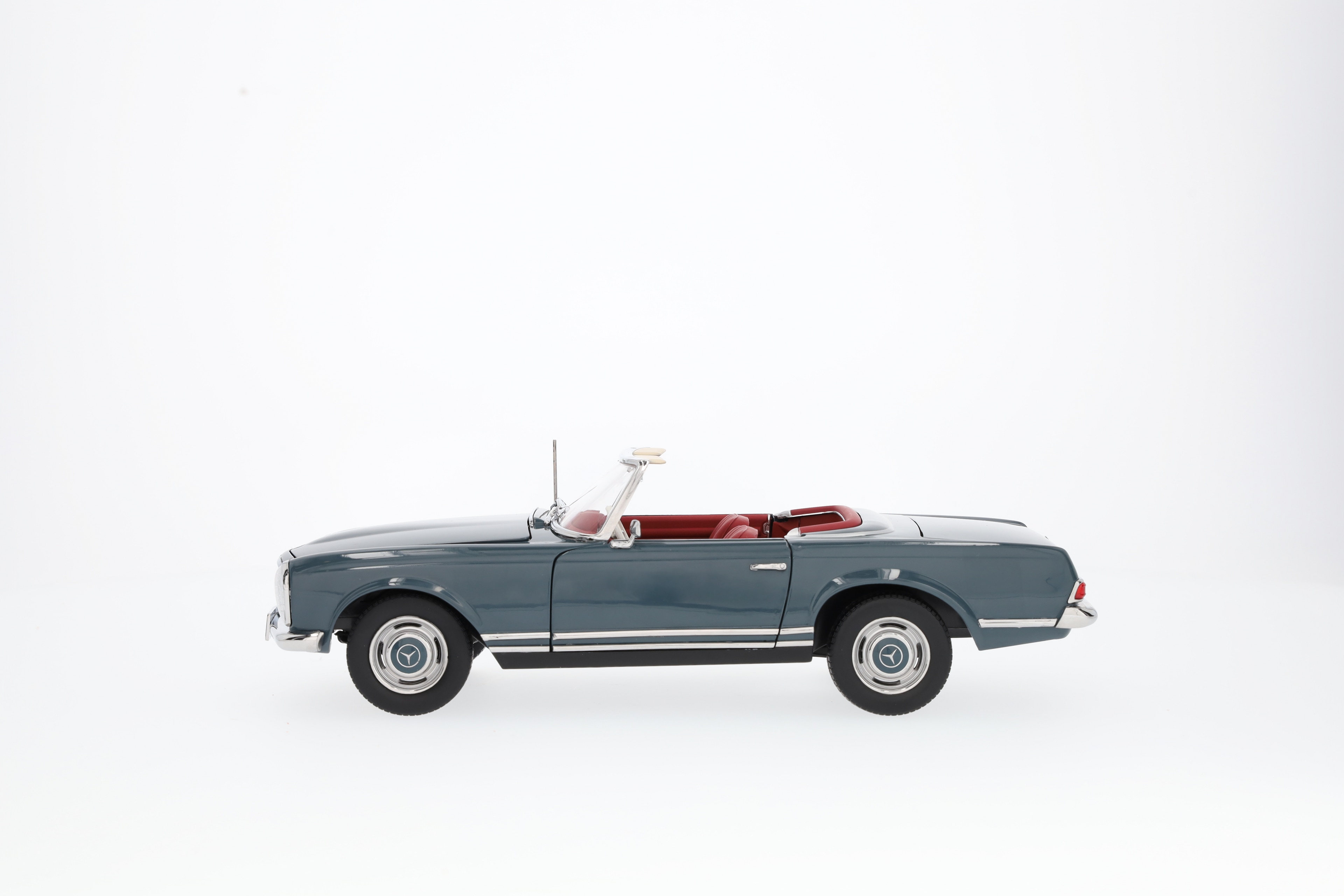 230 SL Pagode W 113 (1963-1967) - blaugrau, Norev, 1:18 230 SL Pagode W 113 (1963-1967) - blaugrau, Norev, 1:18