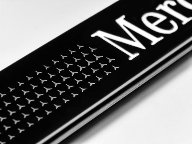 Wechselcover für beleuchtete Einstiegsleiste, Mercedes-Benz, vorne, 2-fach, mit Mercedes-Benz Pattern - Edelstahl, schwarz / weiß Wechselcover für beleuchtete Einstiegsleiste, Mercedes-Benz, vorne, 2-fach, mit Mercedes-Benz Pattern - Edelstahl, schwarz / weiß