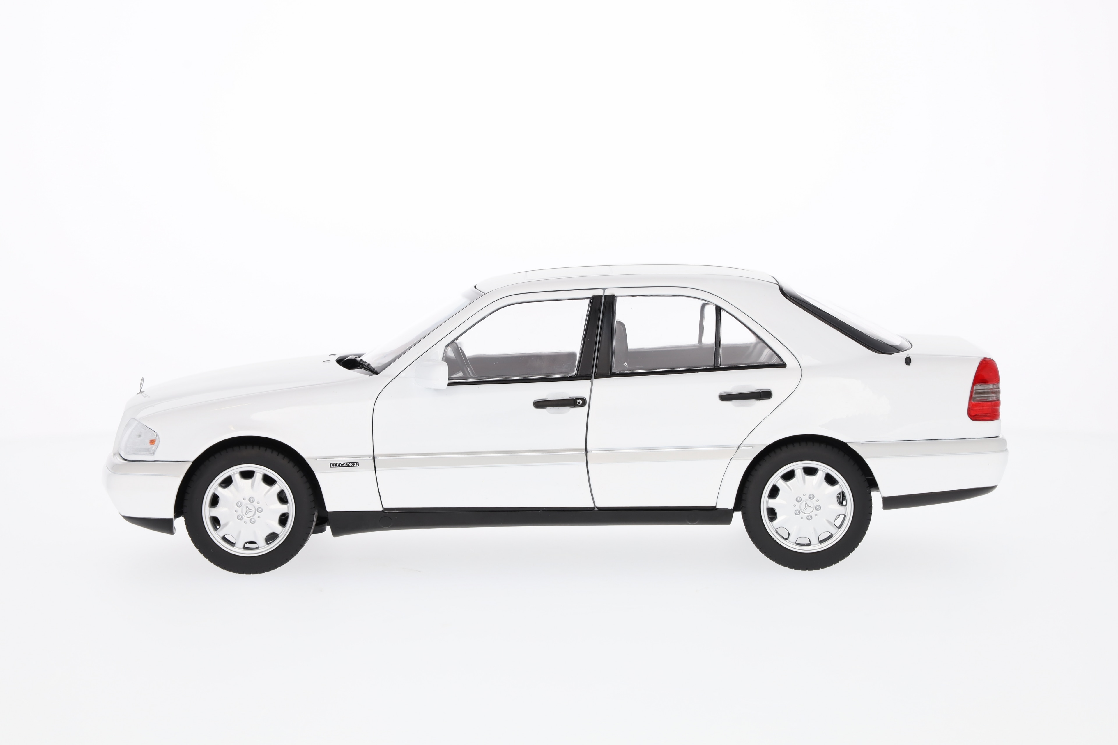 C 200 Limousine W 202 (1993-1996) - polarweiß, Norev, 1:18 C 200 Limousine W 202 (1993-1996) - polarweiß, Norev, 1:18