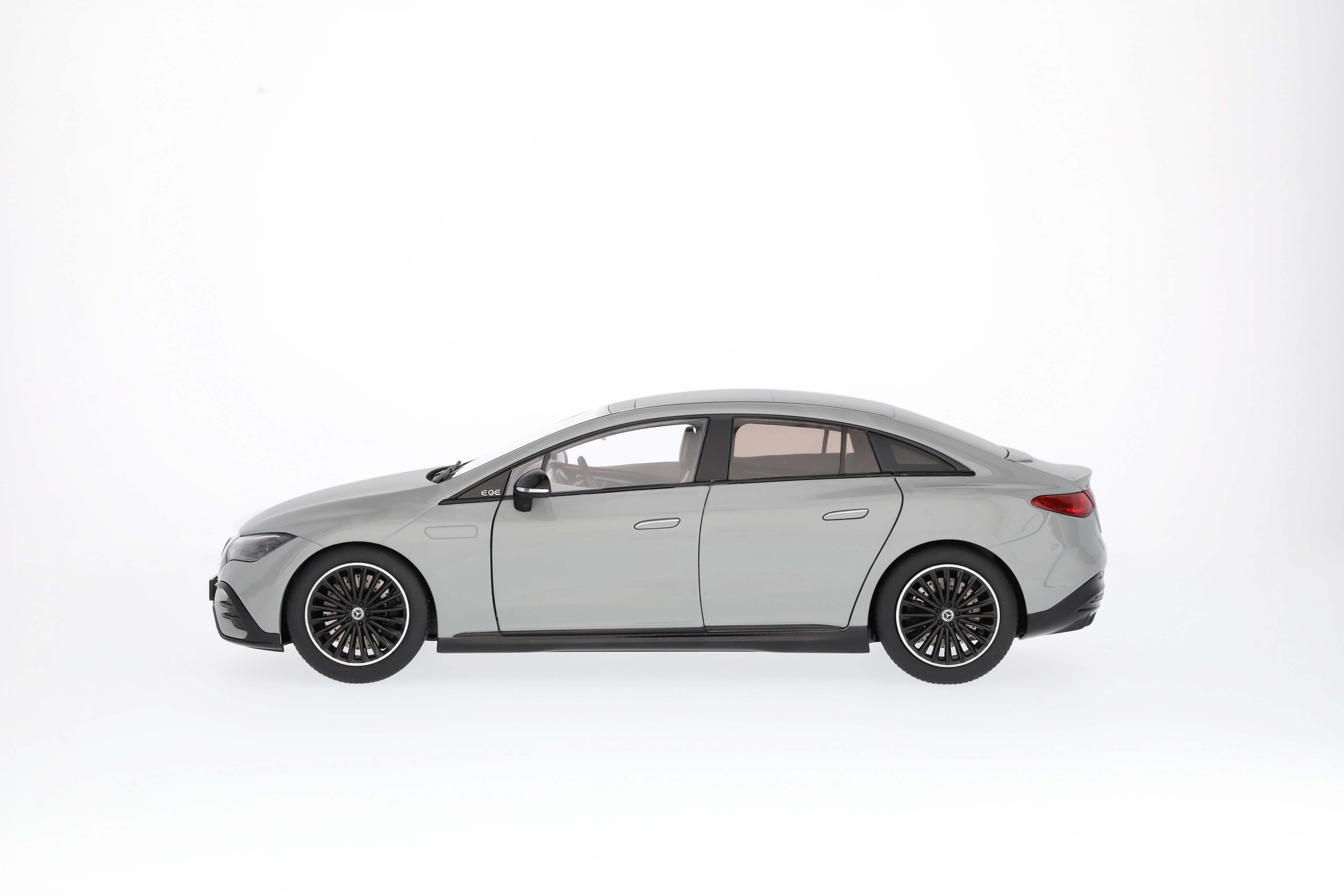 EQE, Limousine, AMG Line, V295 - MANUFAKTUR alpingrau uni, NZG, 1:18 EQE, Limousine, AMG Line, V295 - MANUFAKTUR alpingrau uni, NZG, 1:18