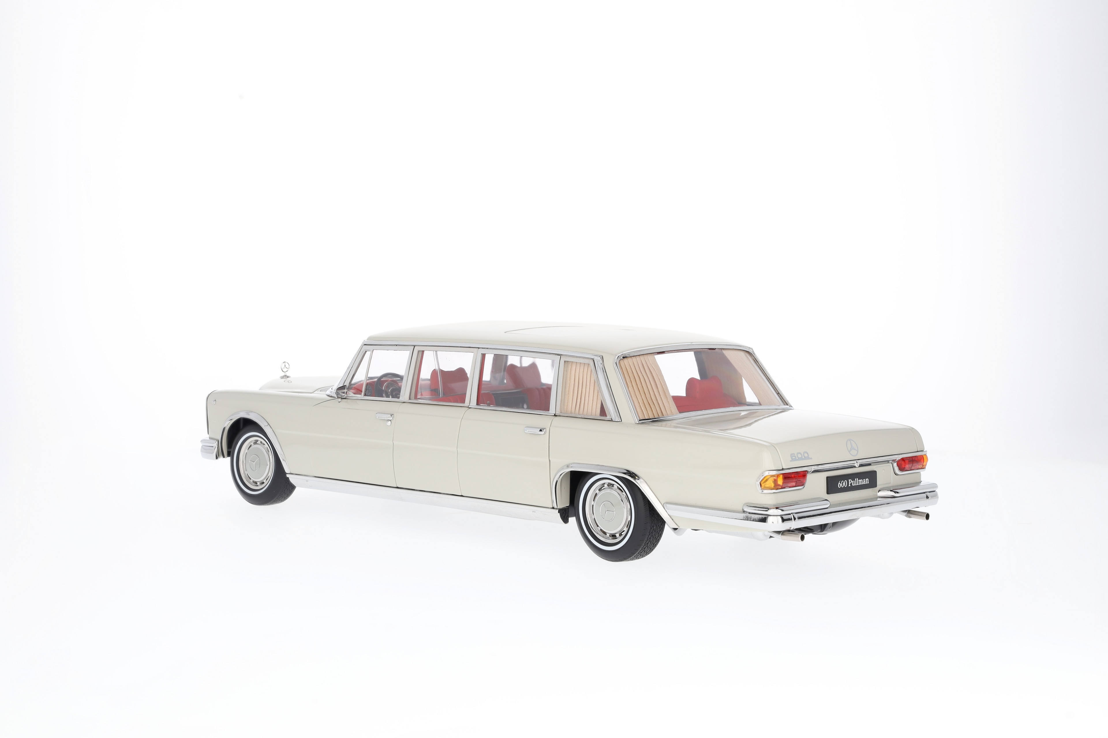600 Pullmann W 100 (1963-1981) - weißgrau, NZG, 1:18 600 Pullmann W 100 (1963-1981) - weißgrau, NZG, 1:18