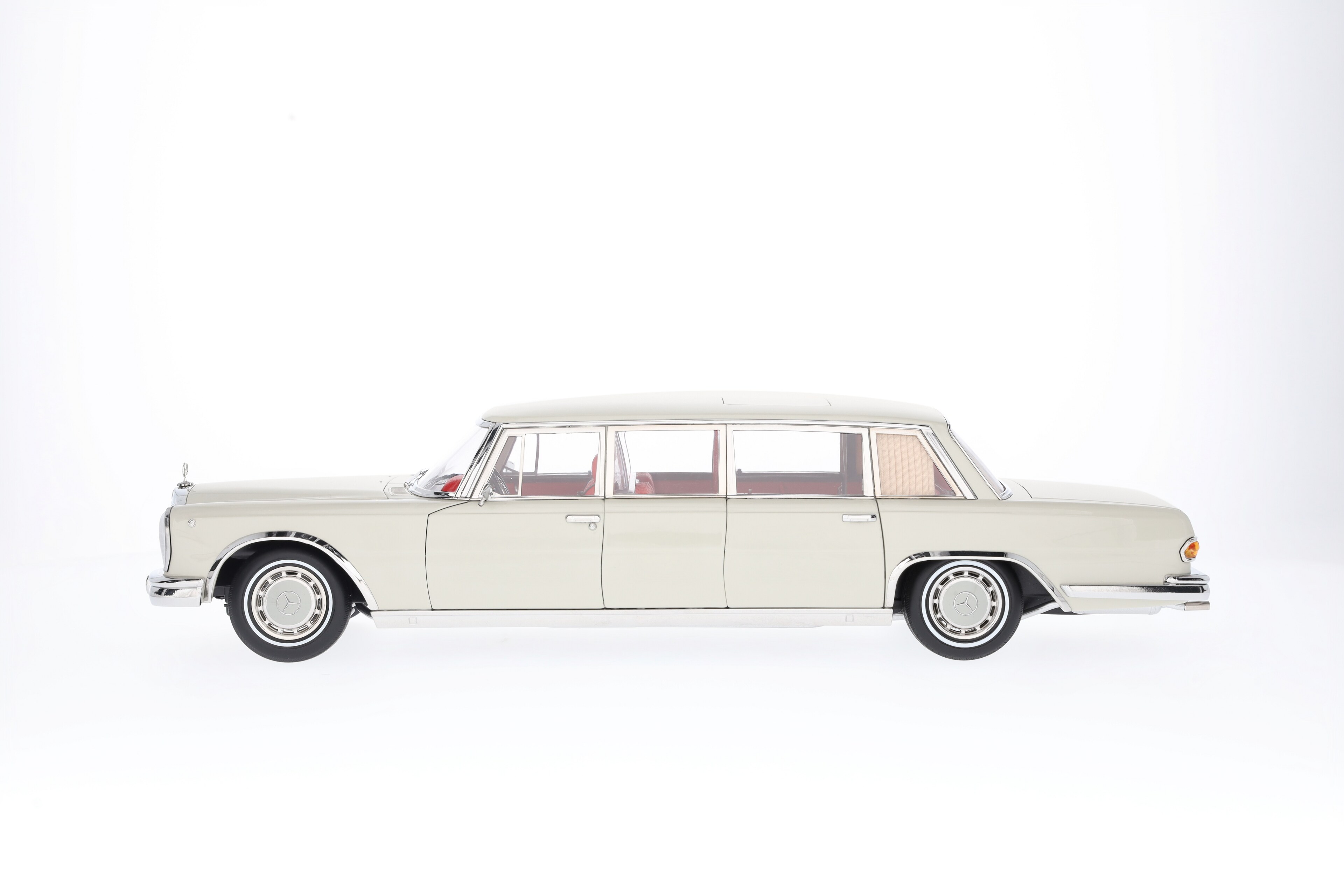 600 Pullmann W 100 (1963-1981) - weißgrau, NZG, 1:18