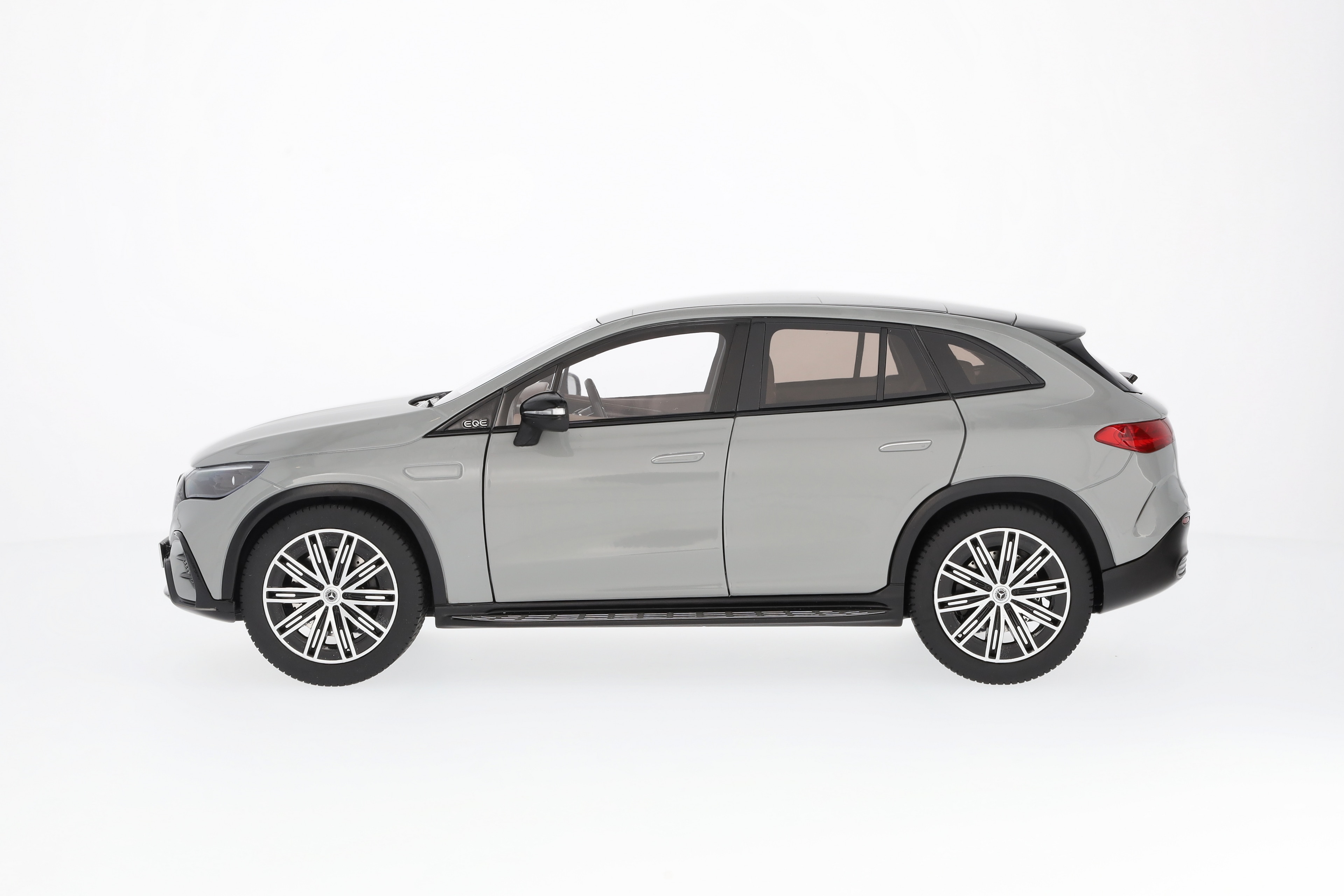 EQE SUV, AMG Line, X294 - MANUFAKTUR alpingrau uni, NZG, 1:18 EQE SUV, AMG Line, X294 - MANUFAKTUR alpingrau uni, NZG, 1:18