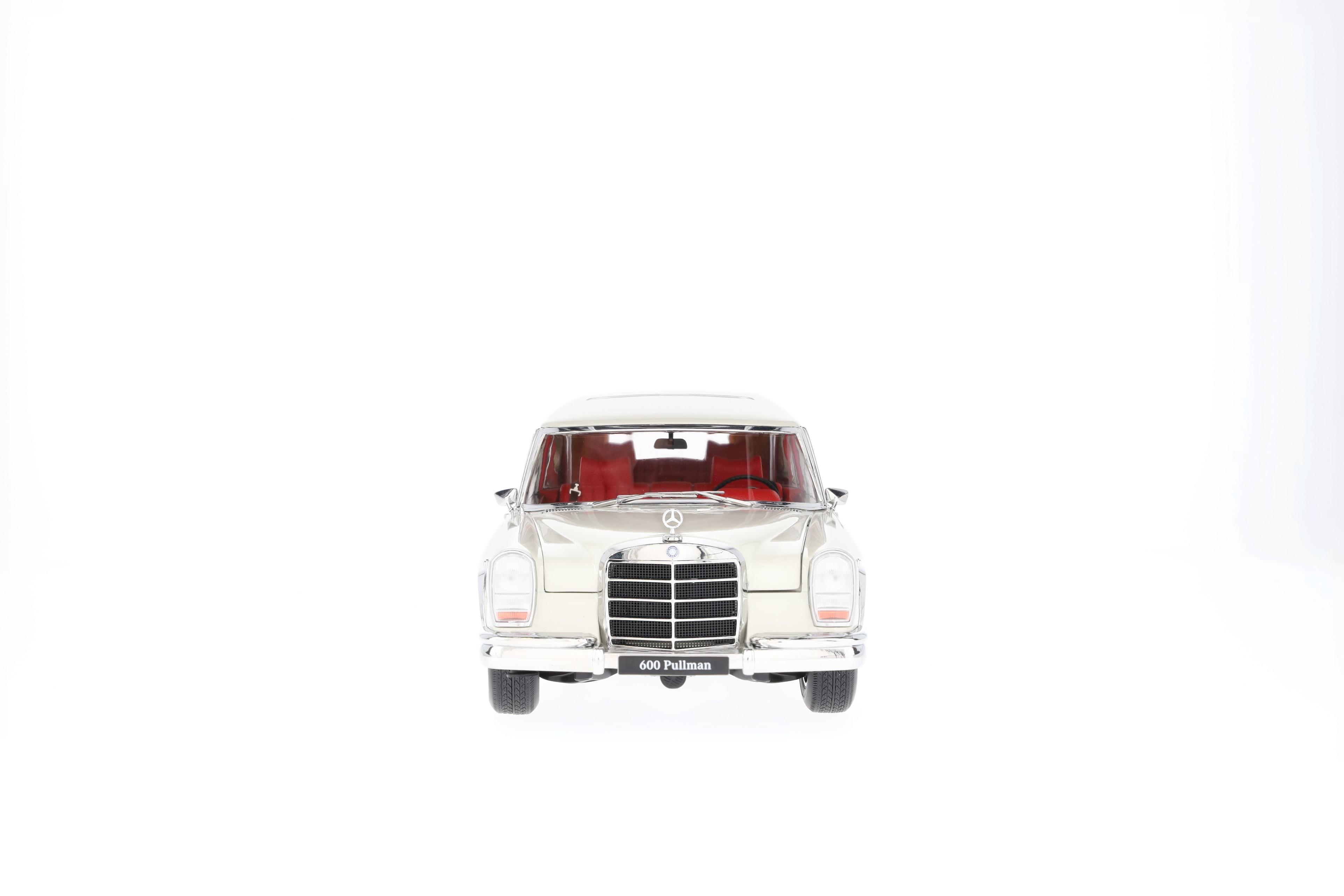 600 Pullmann W 100 (1963-1981) - weißgrau, NZG, 1:18 600 Pullmann W 100 (1963-1981) - weißgrau, NZG, 1:18