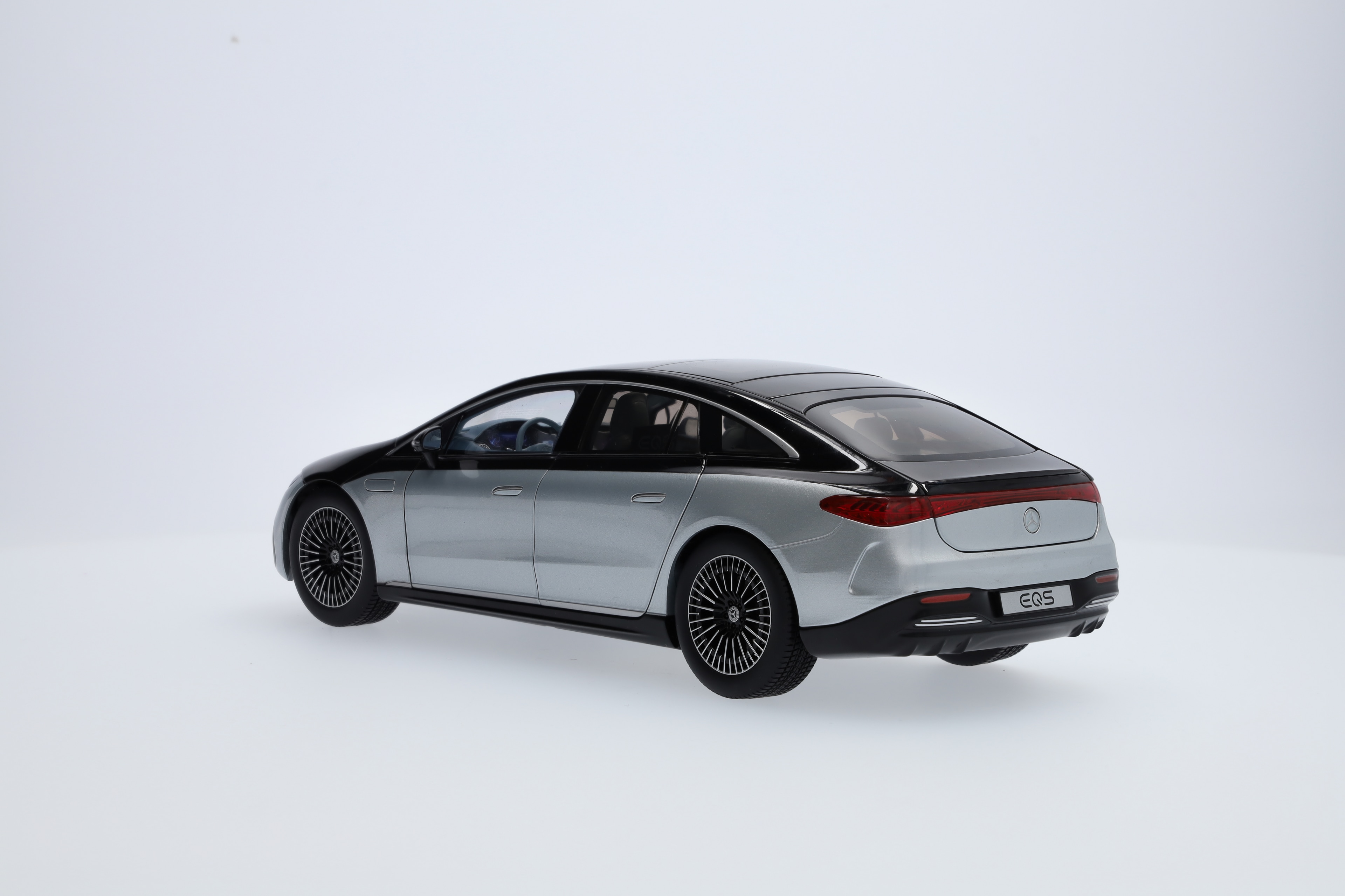 EQS, Limousine, AMG Line, V297, mit Beleuchtung - obsidianschwarz / hightechsilber, NZG, 1:18 EQS, Limousine, AMG Line, V297, mit Beleuchtung - obsidianschwarz / hightechsilber, NZG, 1:18